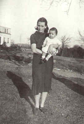 Glennys holding daughter Anita